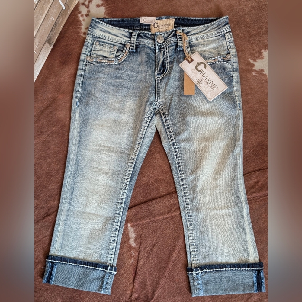 NWT Charme Cuffed Cropped Light Wash Jeans With Rhinestones & Stitching